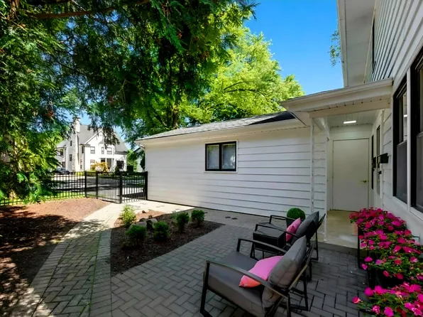 208 N Fremont St #208, Naperville, IL 60540