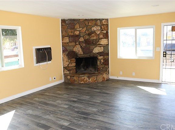 FRONT UNIT LIVING ROOM