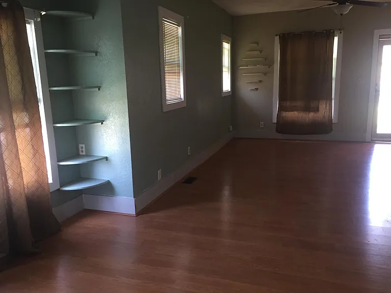 402 S Phoenix Ave — Photo 11