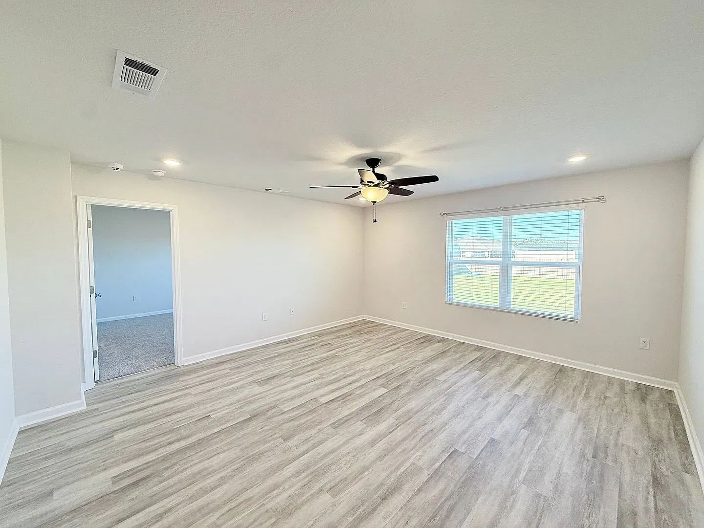Beautiful 4 Bedroom Brick Home — Photo 3