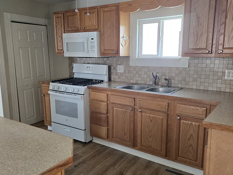 213 Glaser St — Photo 9