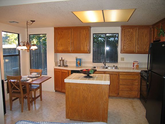 Great kitchen w/ breakfast nook