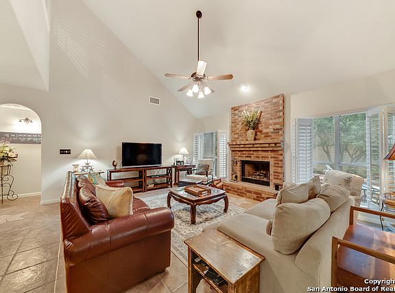 4th image of 2792 Valencia Ln
