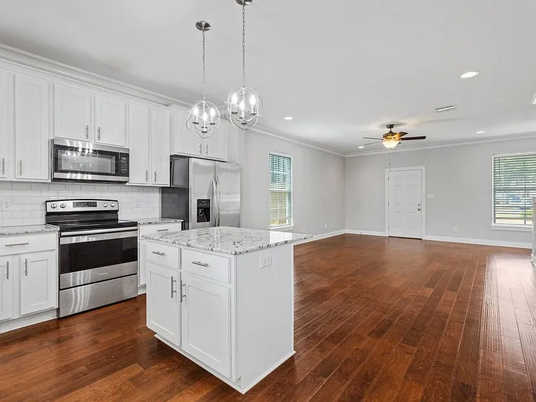 223 W Clarence St — Photo 6
