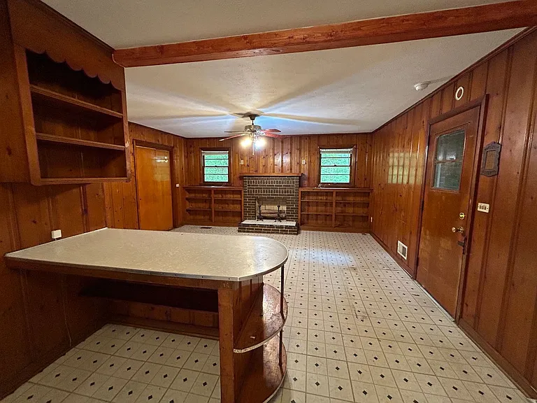 916 Stewart St — Photo 13