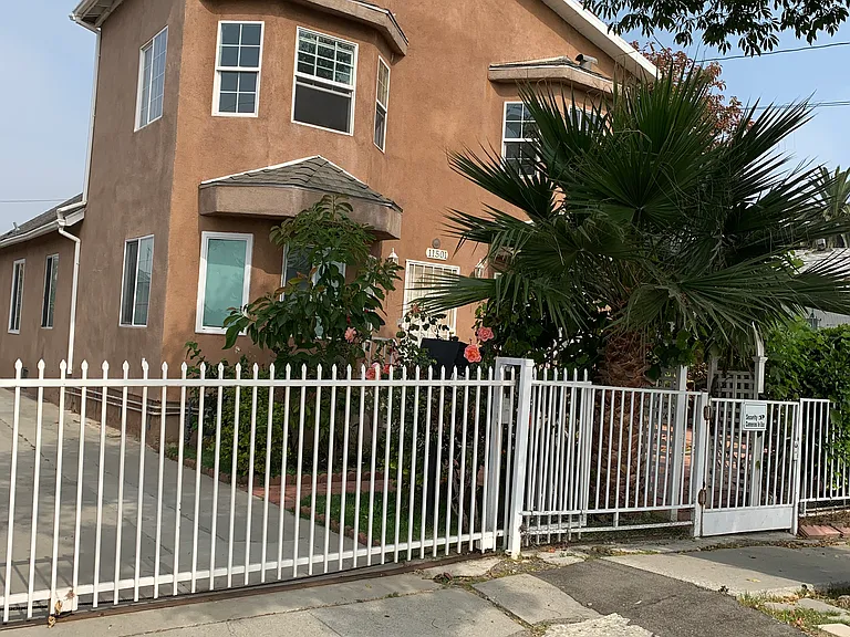 11501 Berendo Ave #4 — Photo 8