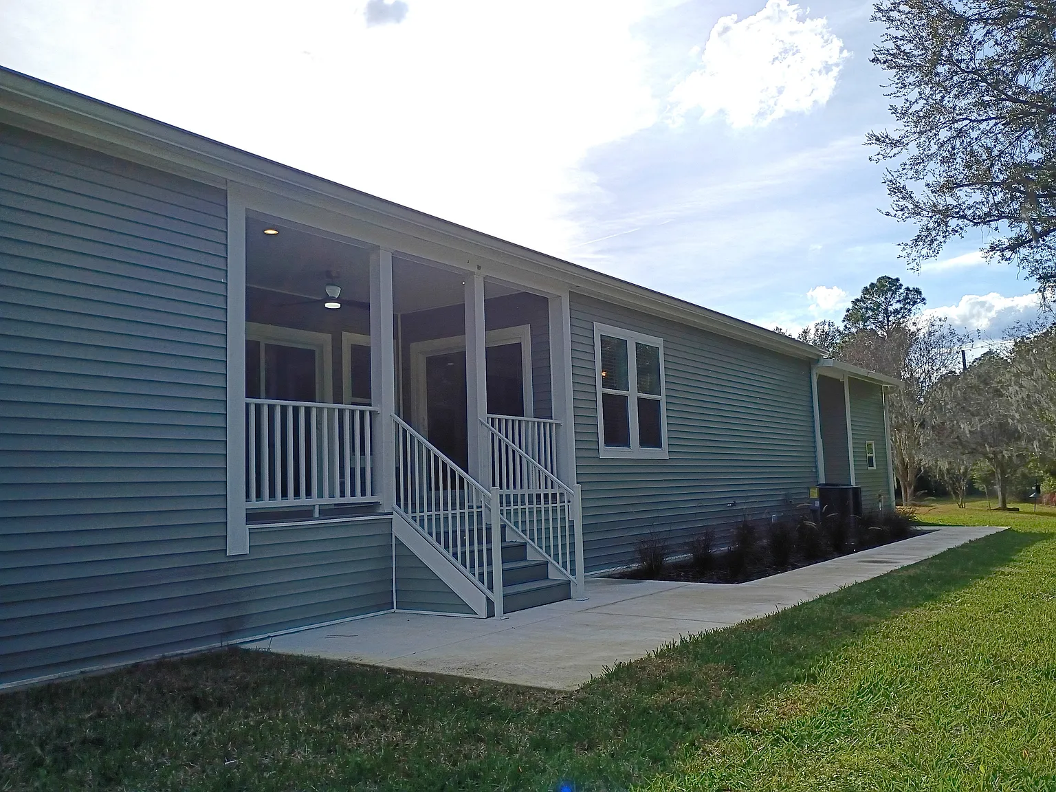3 bed, 2.0 bath, 1560 sqft, $2,300 — Photo 2