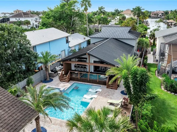 10222 Vanderbilt DR, NAPLES, FL 34108