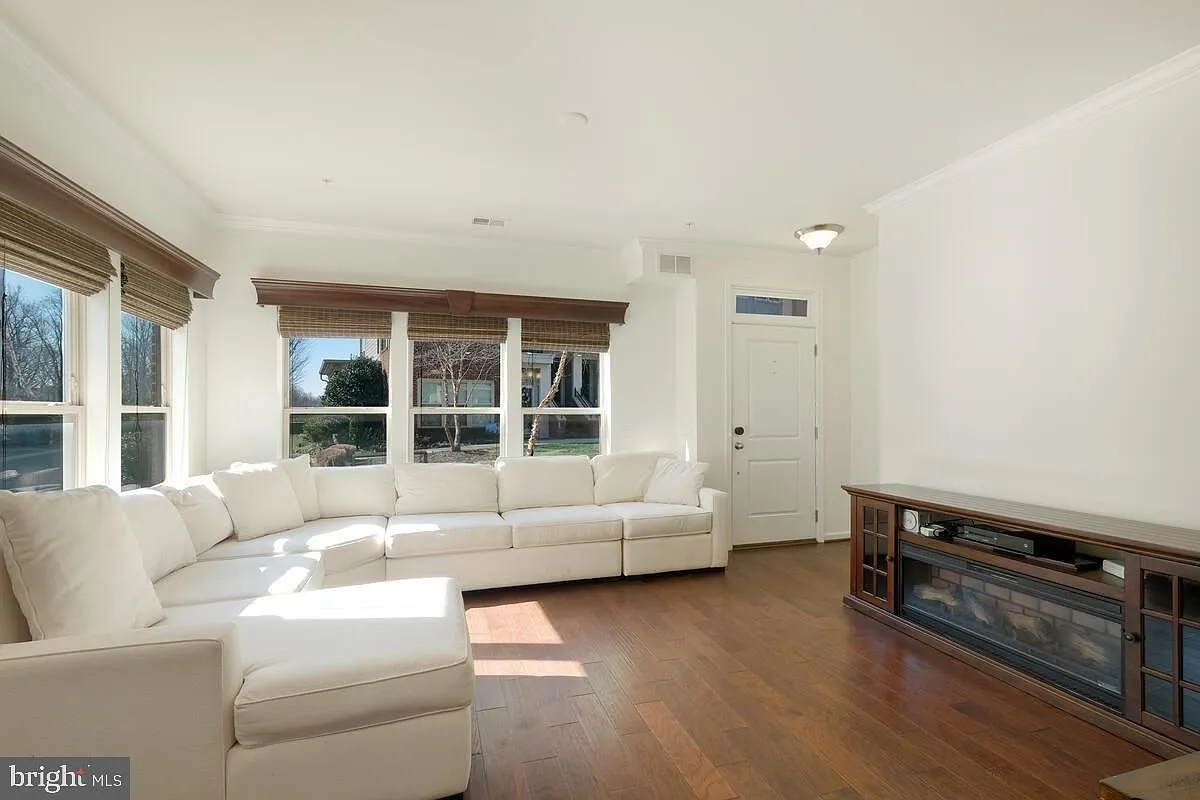 3 bed, 2.5 bath, 1707 sqft, $3,200 — Photo 1