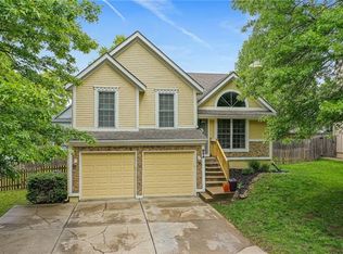 954 E Cavendish Trl, Olathe, KS 66061
