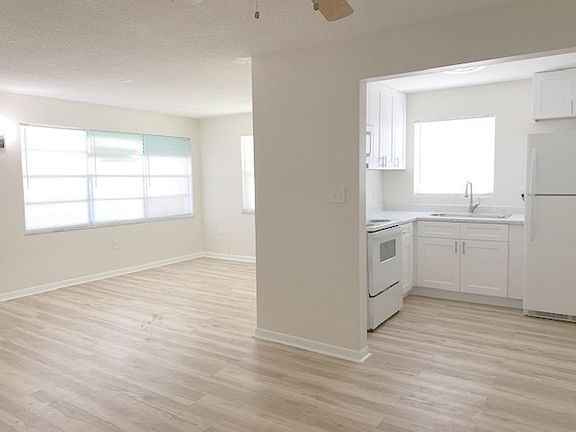 5th image of 200 Waverly Way #206