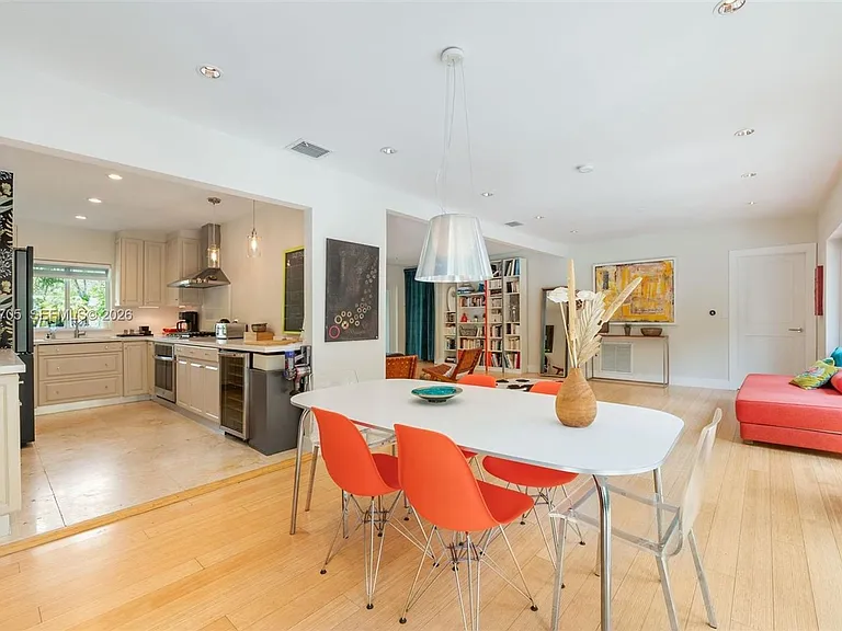 5800 SW 50th Ter #5800 — Photo 3