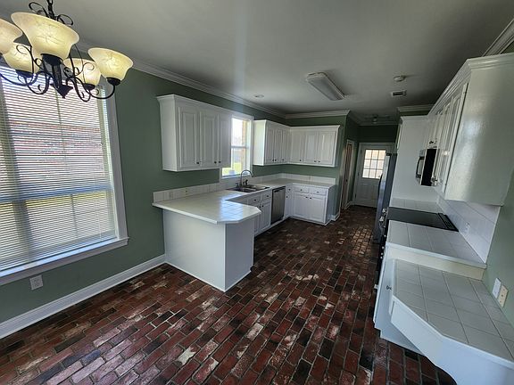 Kitchen & dining area