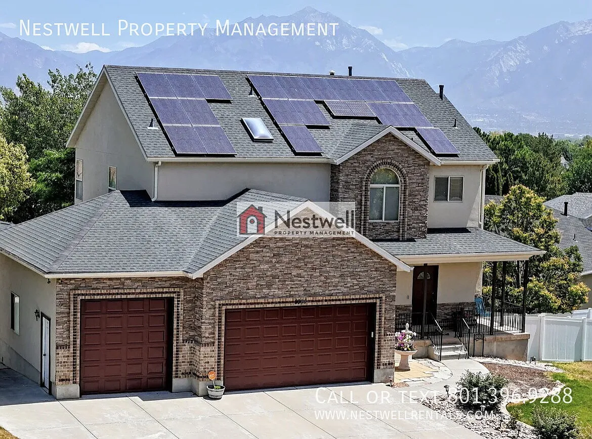 Spacious Executive Home with Solar system in South Jordan! — Photo 1