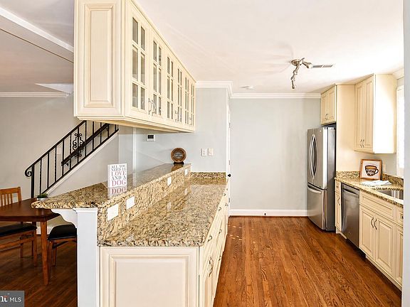 5th image of 2908 Hickory St