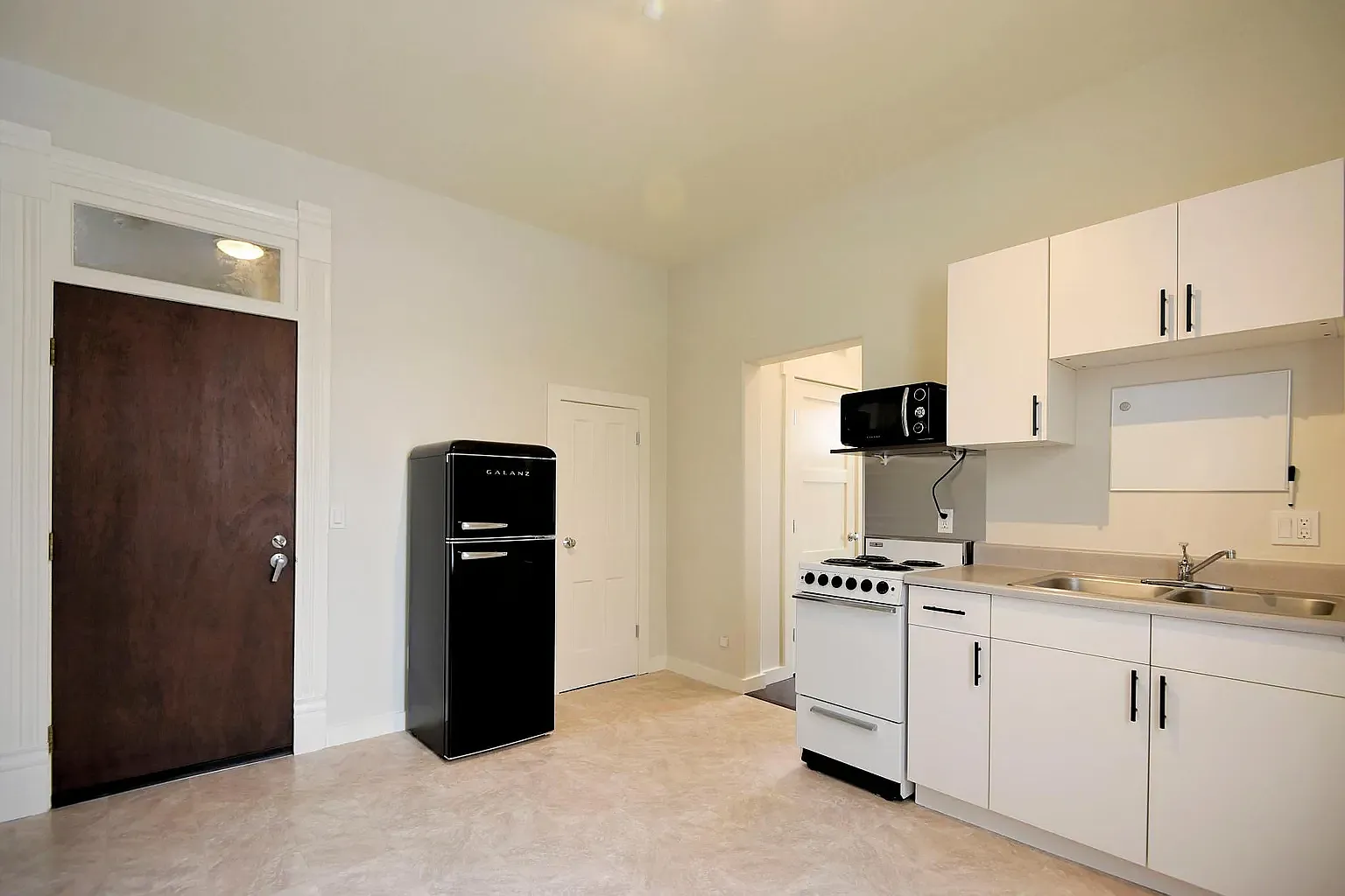 1 bed, 370 sqft, $995 — Photo 4
