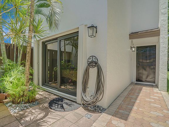 4th image of 1301 N RIVERSIDE Drive #19