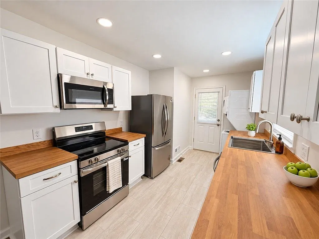 3 bed, 1.0 bath, 1050 sqft, $1,850 — Photo 3