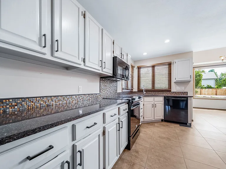 6793 Blackhawk Ct — Photo 12