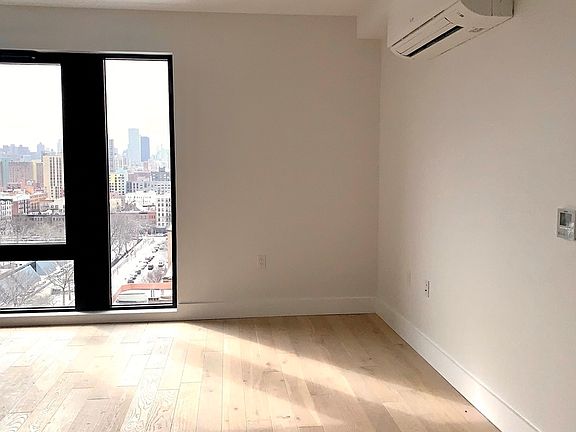 4th image of 58 W 125th St #1601