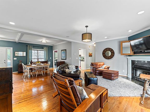 3rd image of 549 Willow Ln