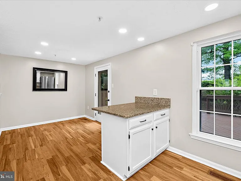 577 Quaker Ridge Ct — Photo 10