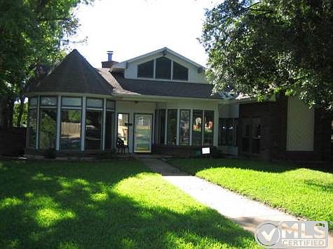 1st image of 828 Woodridge Dr