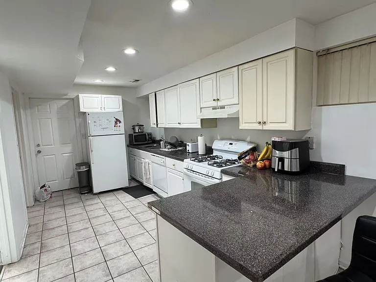 925 S Carpenter St #G — Photo 14