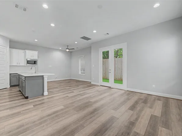 911 W 35th St #E, Houston, TX 77018