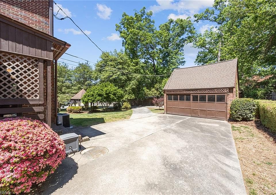 47th image of 224 W Colonial Dr