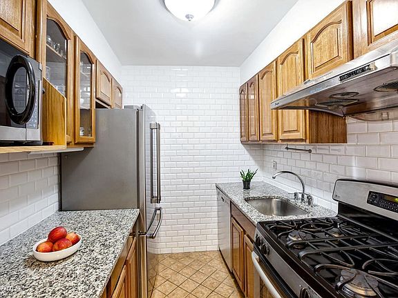 5th image of 100 Bank St APT 4B