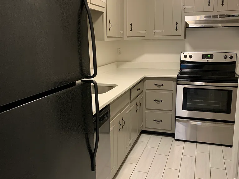 4 Warren Lodge Ct #1C — Photo 7