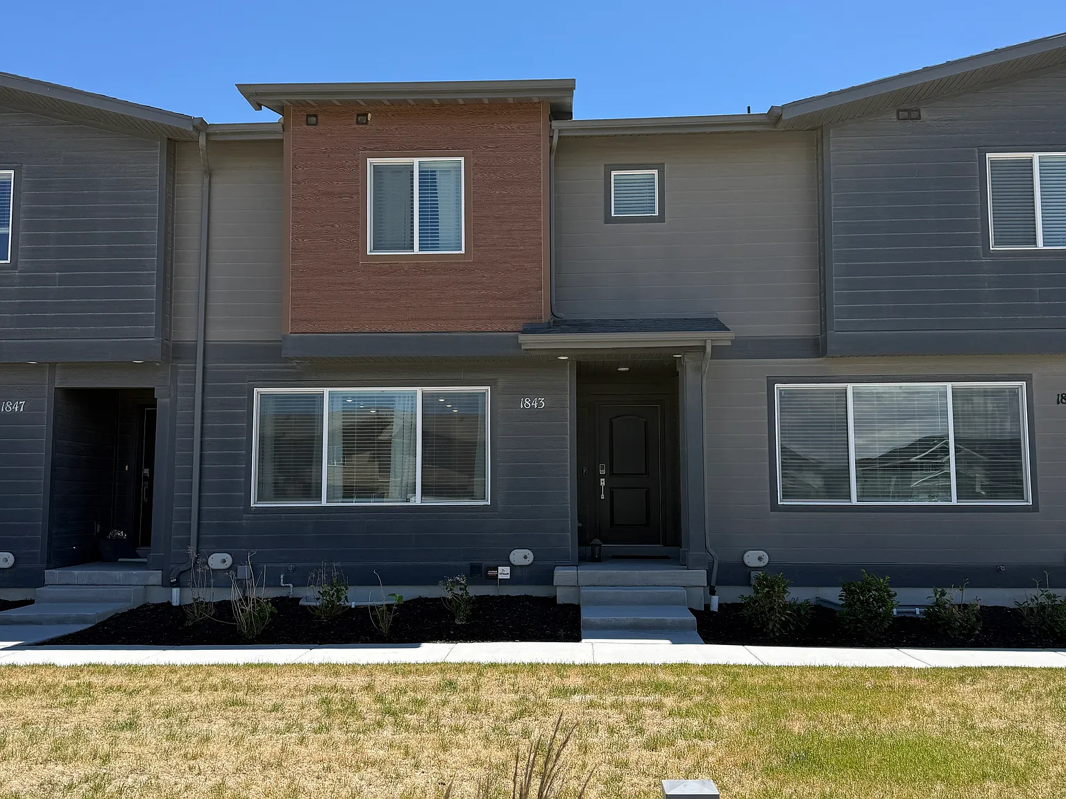 4 bed, 2000 sqft, $1,950 — Photo 1