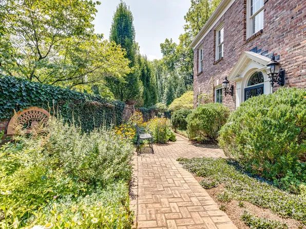 621 Woodleigh Dr, Nashville, TN 37215