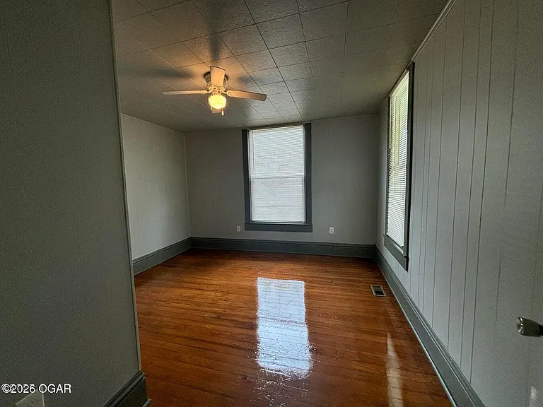807 W 2nd St — Photo 14