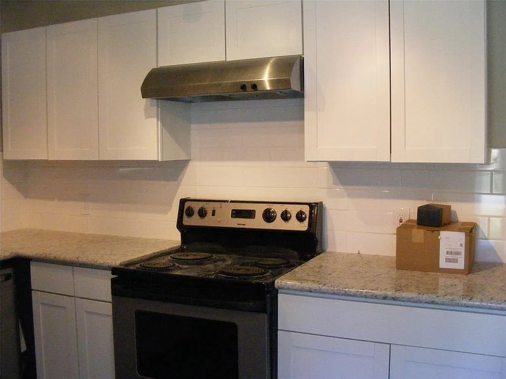 3 bed, 1.0 bath, 1064 sqft, $1,500 — Photo 4
