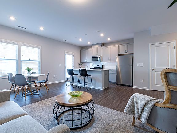 4th image of 804 Oak Center Dr