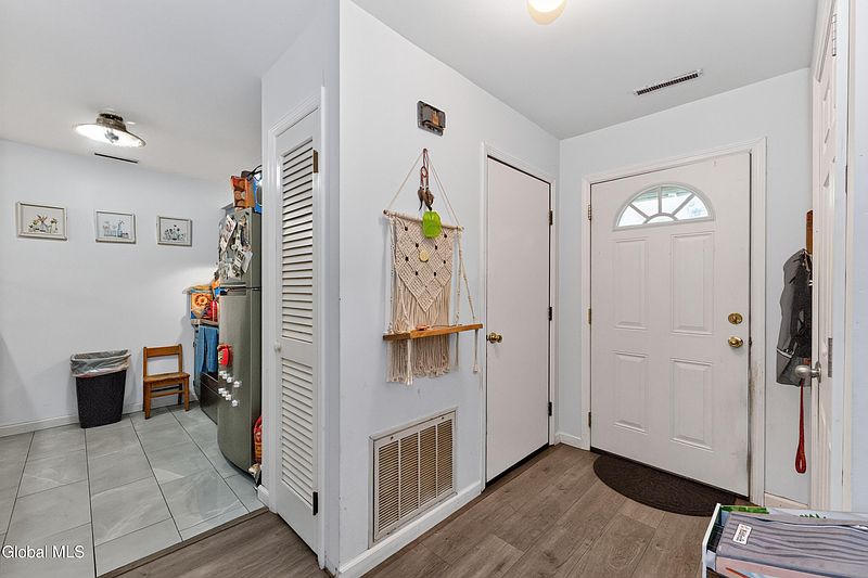 4th image of 17 Whispering Pines Road