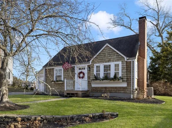 31 Hilltop Dr, Cranston, RI 02920