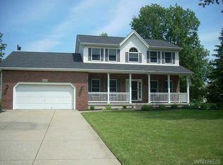 6983 Arrowhead Dr, Lockport, NY 14094
