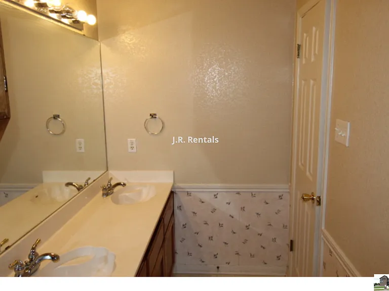 1506 Creek St — Photo 109