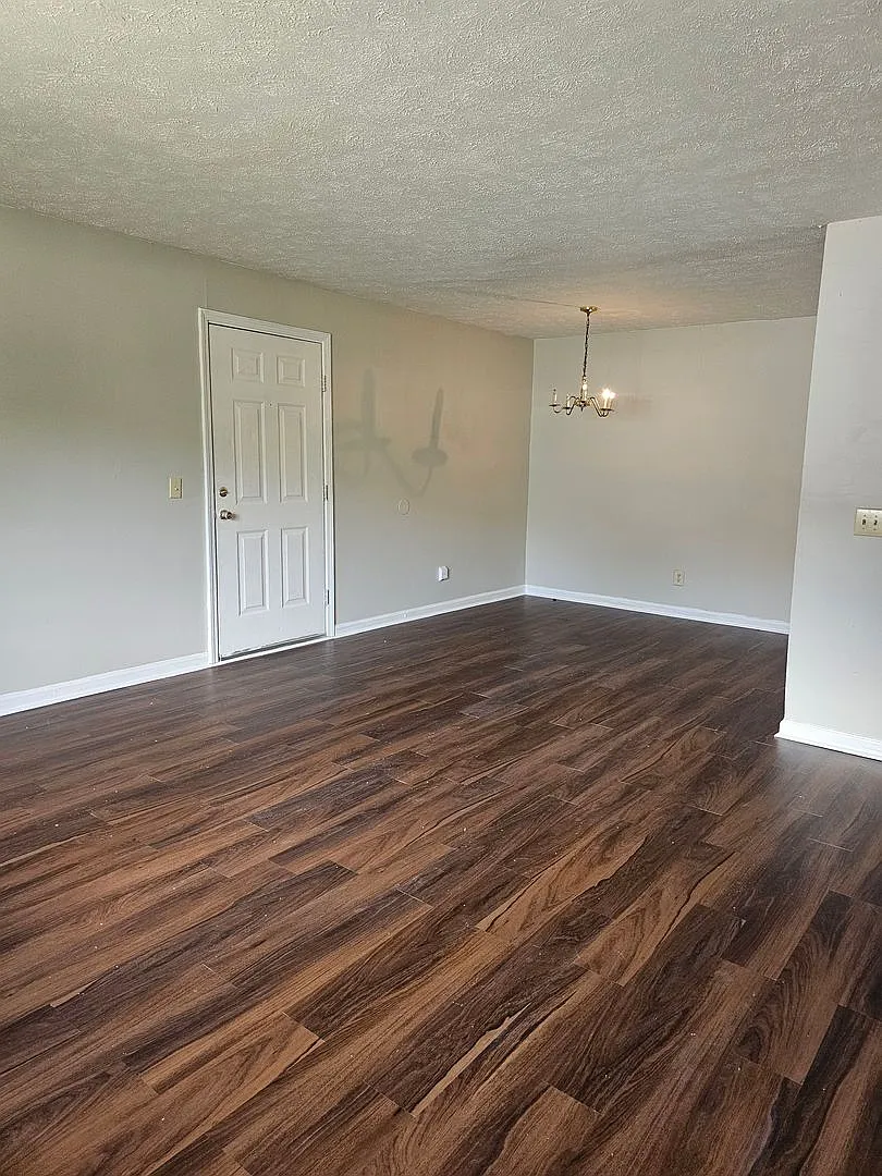 Conveniently Located Affordable Condo For Rent — Photo 4