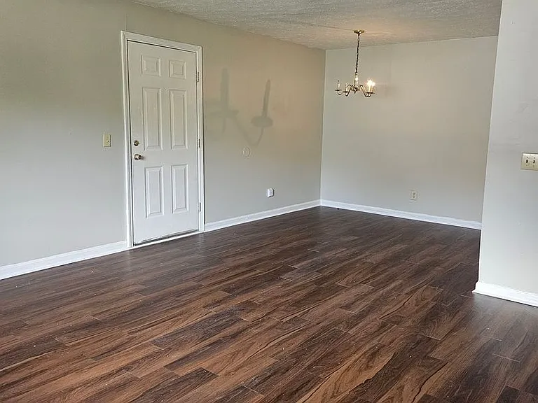 1402 Old Manor Rd — Photo 4