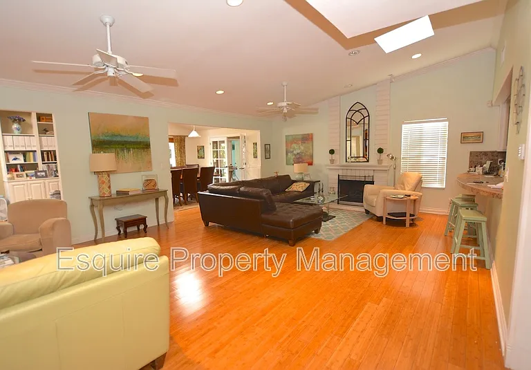 3104 Charlotte St — Photo 5