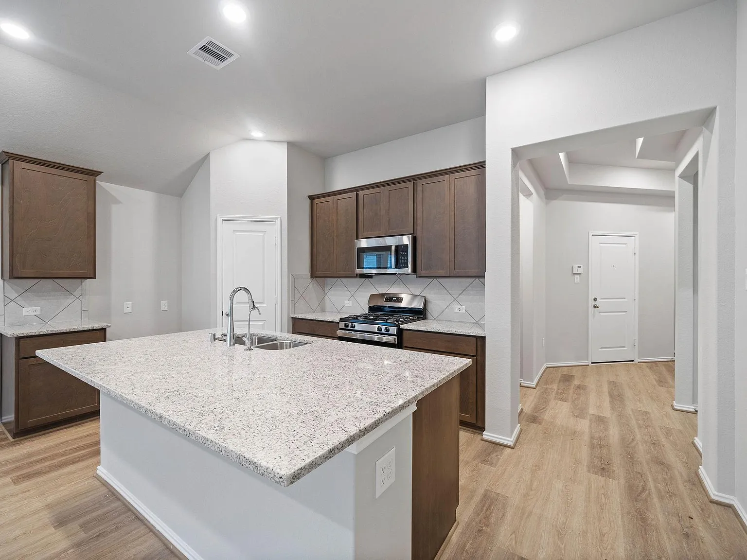 4 bed, 2.0 bath, 1939 sqft, $2,450 — Photo 2