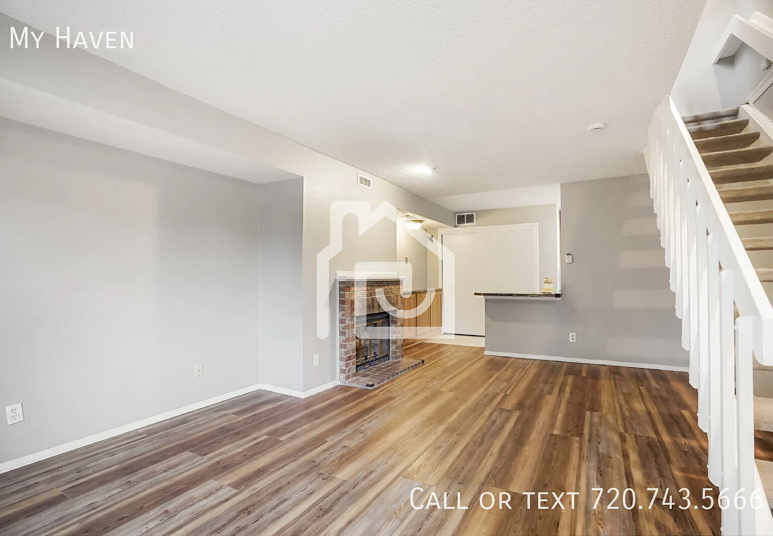 Two Story 2 Bedroom Apartment in Great Location — Photo 4