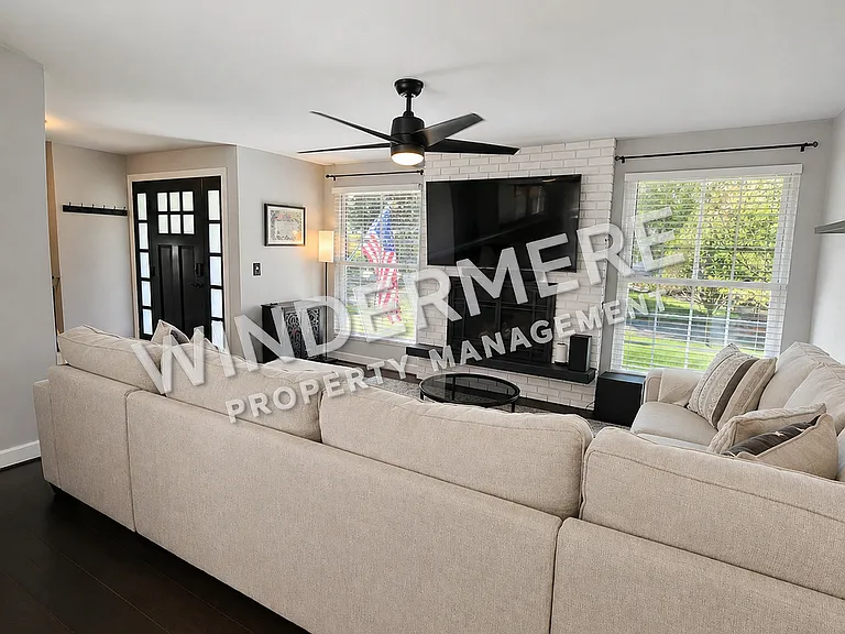 585 NW Fairwood Way — Photo 4