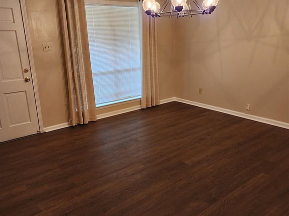 4th image of 2878 Dumbarton Oaks Dr