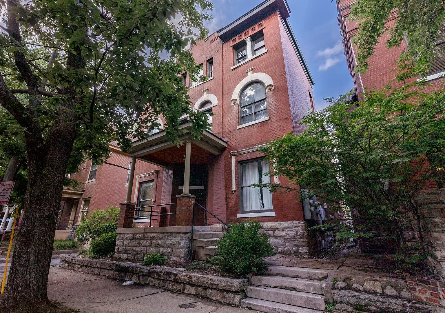315 W Lee St — Photo 1