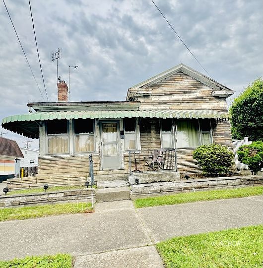2nd image of 906 2nd Ave